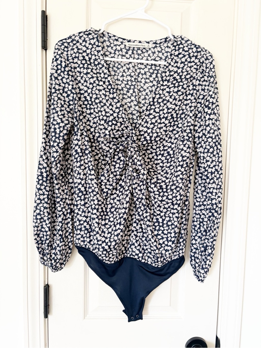 M • Abercrombie & fitch navy white ditzy floral thong bodysuit blouse